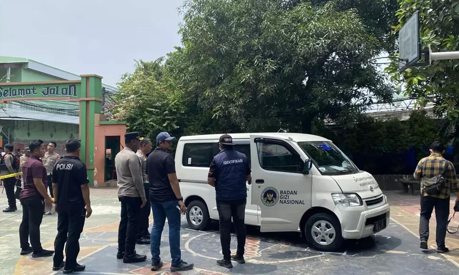 Sebuah mobil milik Satuan Pelayanan Pemenuhan Gizi (SPPG) menerjang pagar SD di Cilincing, Jakarta Utara (Foto: dok. Berita Satu)
