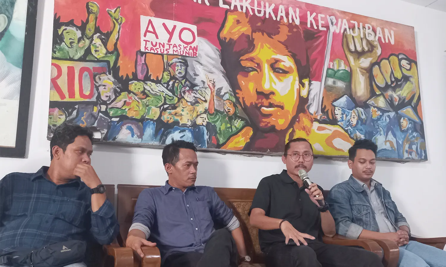 Ketua BPN PBHI Julius Ibrani (kedua kanan) bersama Direktur Imparsial Gufron Mabruri (kedua kiri) saat berdiskusi terkait polemik Presiden Jokowi memata-matai partai politik, di Jakarta, Selasa (19/9/2023). (Foto: PARBOABOA/Muazam)