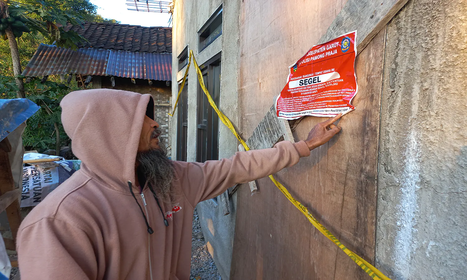 Jemaat Ahmadi melihat masjid Babussalam yang disegel pemerintah Kabupaten Garut. (Foto: PARBOABOA/Achmad Rizki Muazam)
