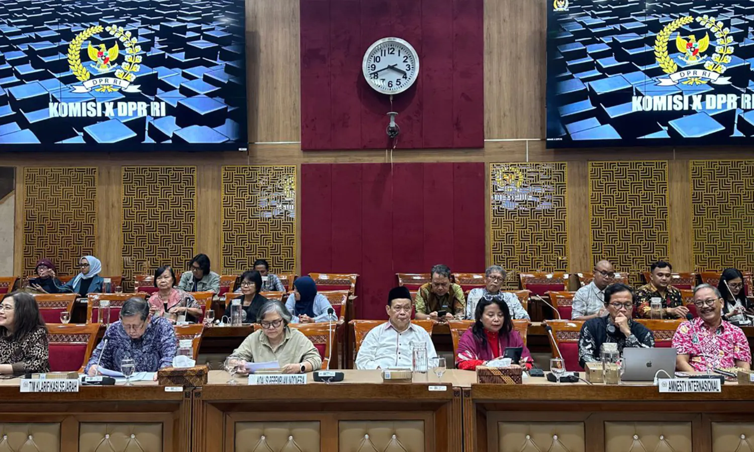 Aliansi Keterbukaan Sejarah Indonesia (AKSI) menolak proyek penulisan ulang sejarah Indonesia saat RDPU dengan Komisi X DPR (Foto: dok. Amnesty International Indonesia)