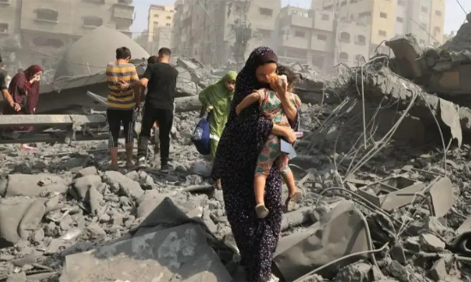 Warga Palestina mengungsi setelah Israel menggempur Masjid Sousi di Kota Gaza, 9 Oktober 2023. (Foto: Dok AFP).