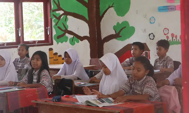 Para siswa kelas IV saat mengikuti pembelajaran di SDN 094136 di Sait Buntu, Pematang Sidamanik, Simalungun (Foto : Jeff/Parboaboa)