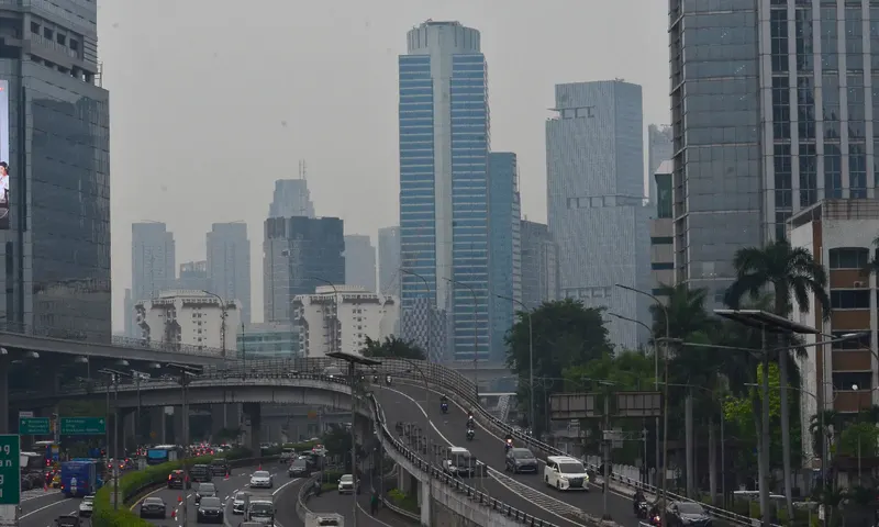 Langit Jakarta diselimuti polusi udara. (Foto: Parboaboa/Bina Karos)