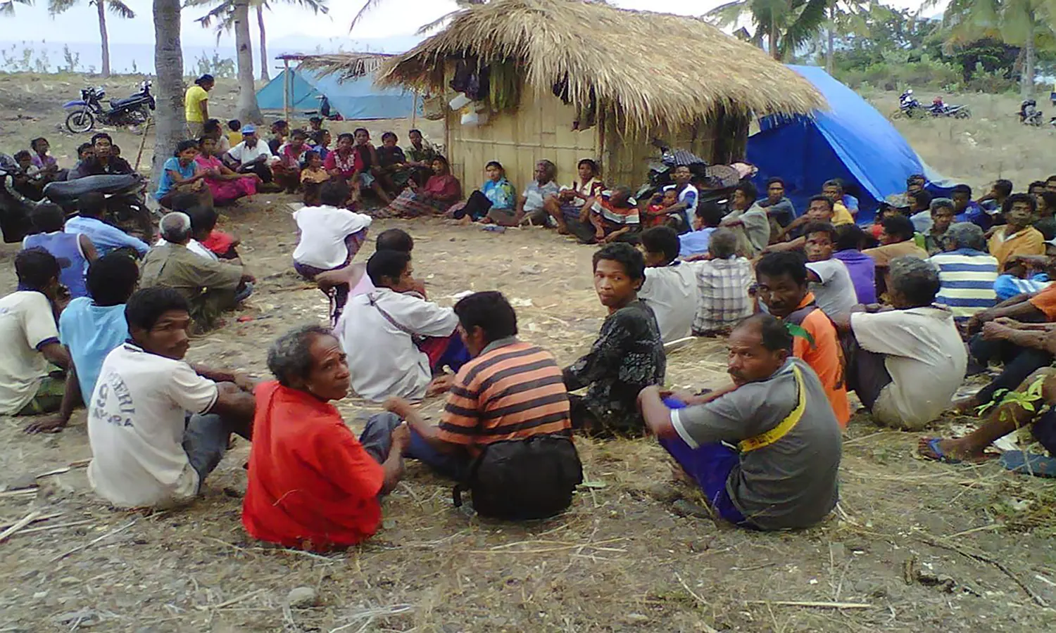 Pose masyarakat adat Nangahale yang rumah mereka digusur PT Krisrama (Foto aman.or.id)