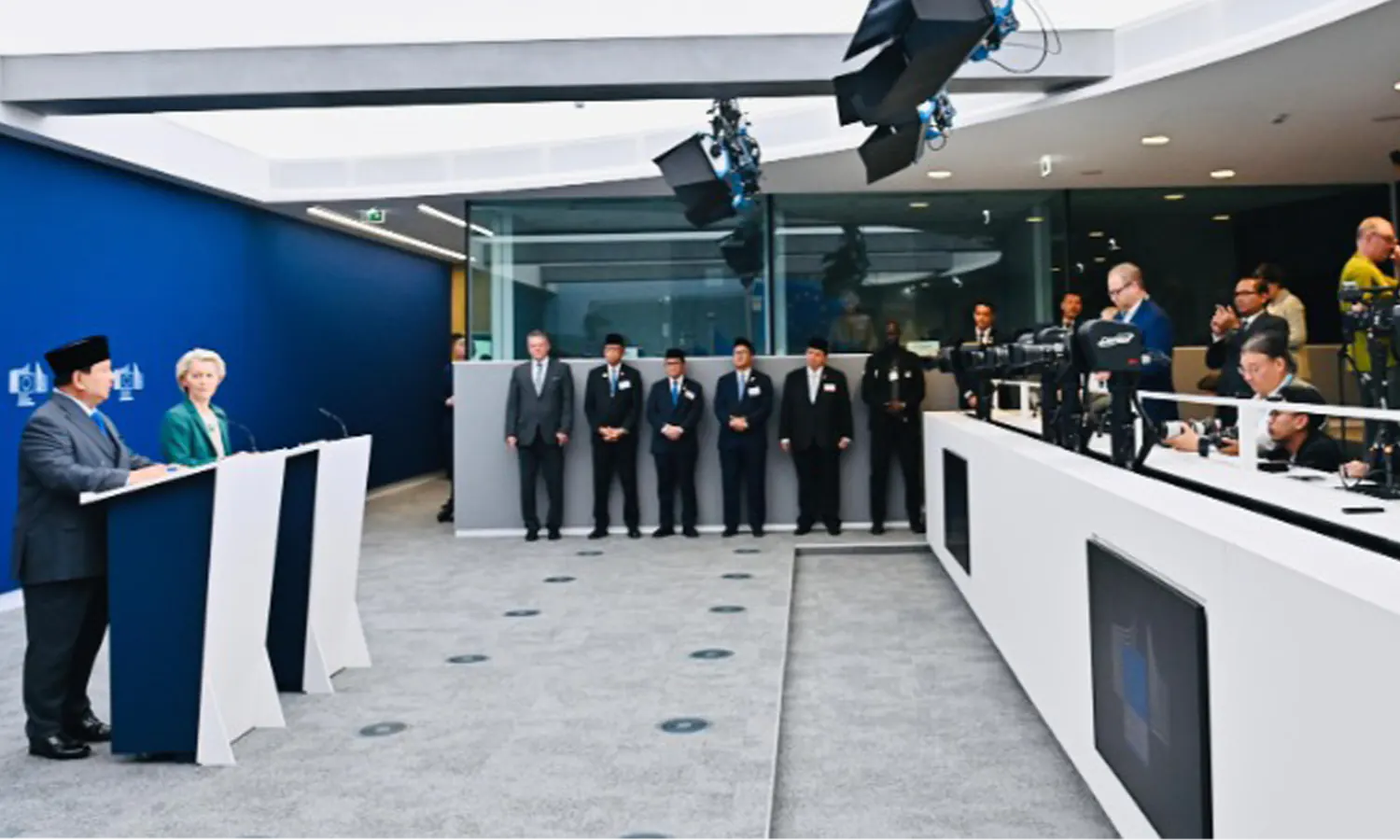 Presiden Prabowo Subianto berdiri berdampingan dengan Presiden Komisi Eropa Ursula von der Leyen. (Foto: Dok. ekon.go.id)