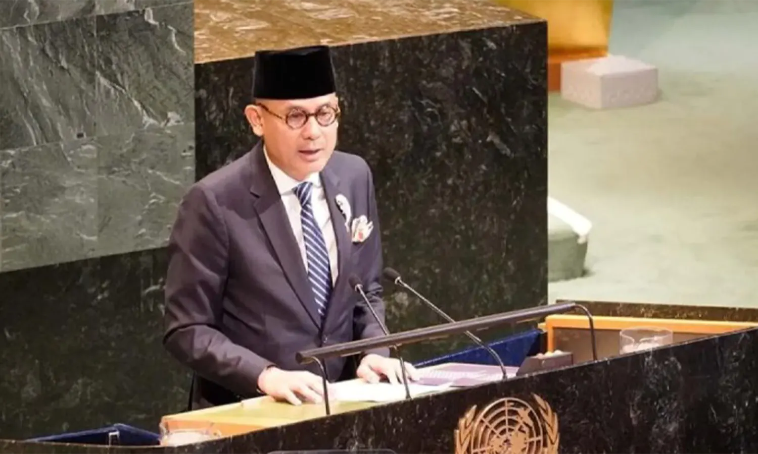 Wakil Menteri Luar Negeri RI Arrmanatha Nasir berbicara dalam Konferensi Tingkat Tinggi Internasional mengenai Implementasi Solusi Dua Negara yang diselenggarakan oleh Prancis dan Arab Saudi di Markas Besar PBB New York, Amerika Serikat (29/7/2025). (Foto