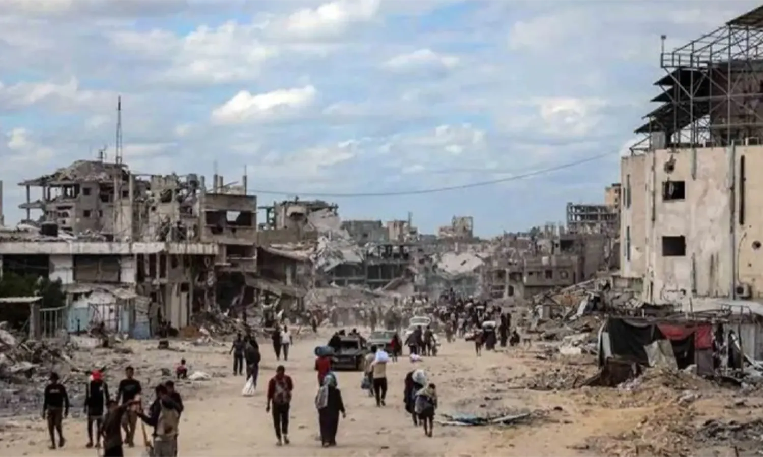 Penduduk Palestina berjalan melintasi bangunan-bangunan yang hancur saat kembali ke Khan Younis, di Jalur Gaza selatan, Minggu (12/10/2025), (Foto: Dok. ANTARA)