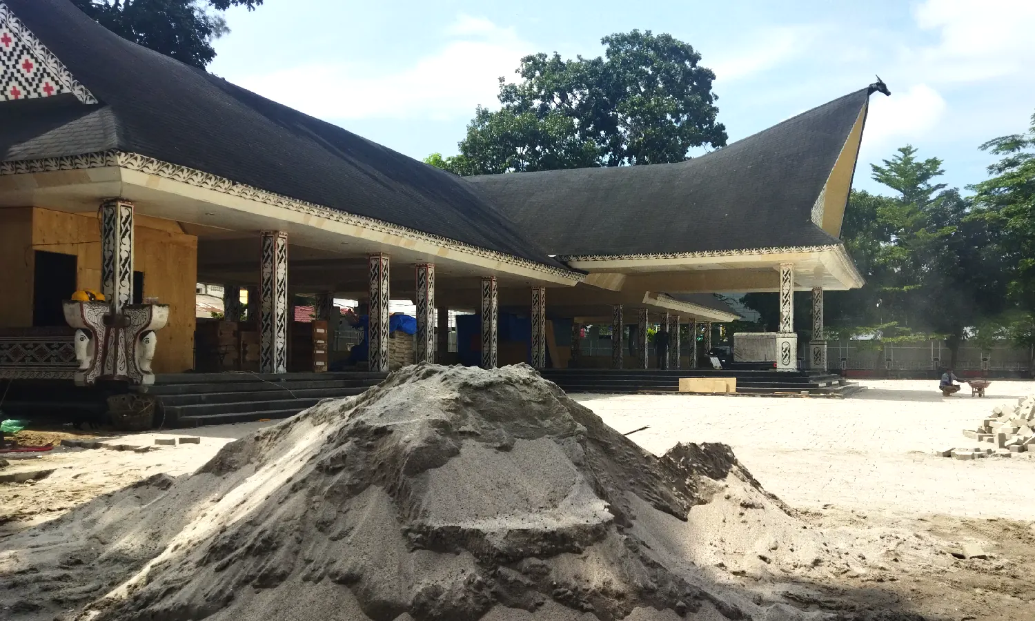 Progres proyek penataan ulang Lapangan Haji Adam Malik atau Alun-Alun Kota Pematang Siantar, Sumatra Utara (Sumut), telah melebihi 80 persen. (Foto: PARBOABOA/Rizal Tanjung)