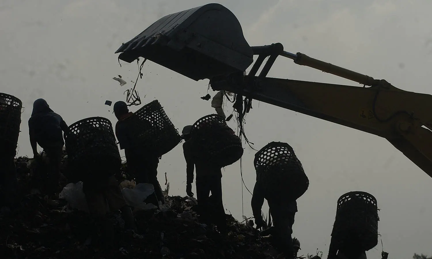 Sejumlah pemulung memulung sampah di Bantar Gebang. (Foto: Parboaboa/Bina Karos)