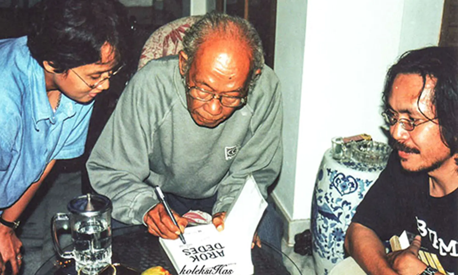 Sewaktu masih di Bojong Gede, Rin dan Has mengamati Pram menekan karyanya. (Foto: Rheinhardt Sirait)