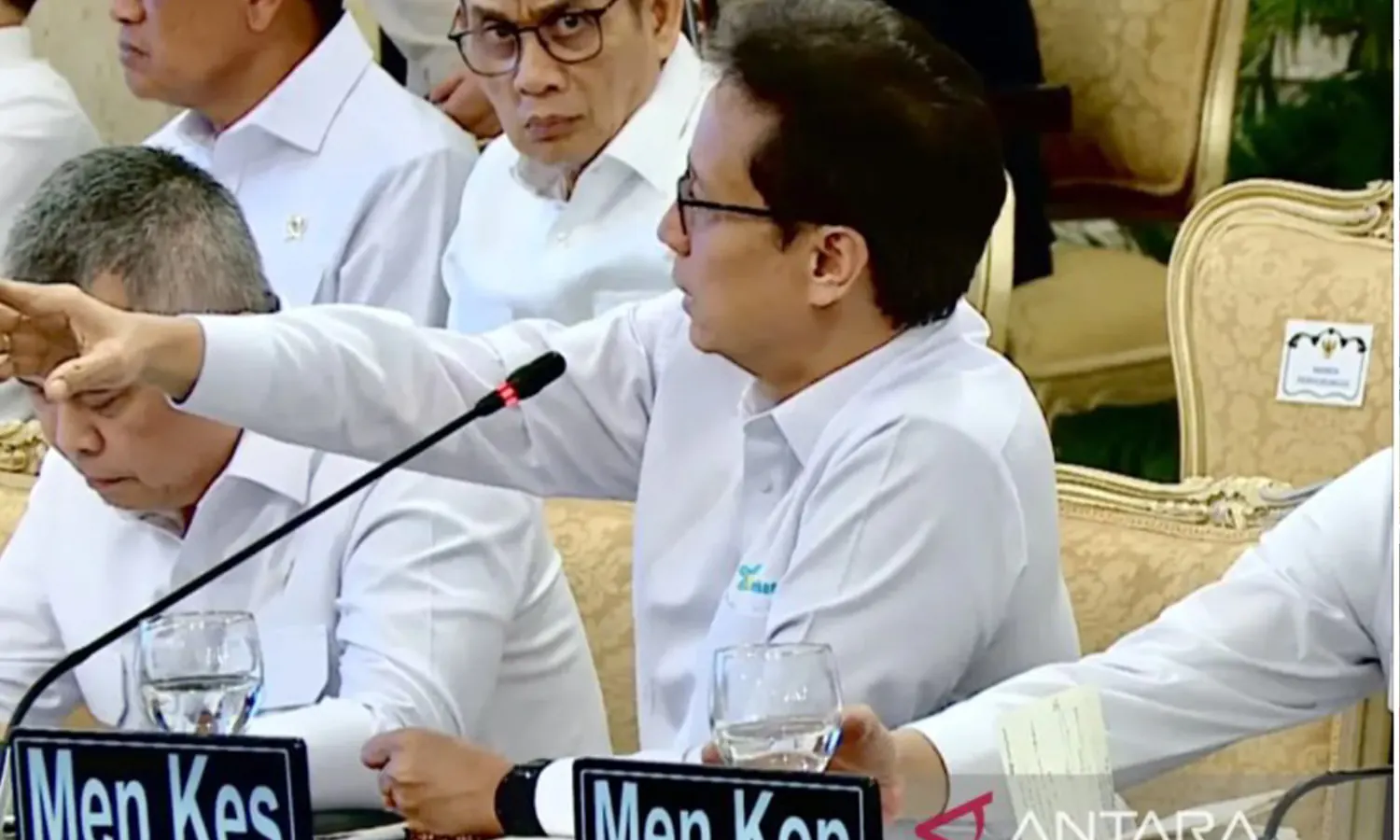 Menteri Kesehatan Budi Gunadi Sadikin (tengah) melaporkan kepada Presiden Prabowo Subianto terkait hal yang dilakukan untuk pemulihan di daerah-daerah terdampak bencana di Sumatera dalam Sidang Kabinet Paripurna.(Foto: Dok.BPMI Sekretariat Presiden)