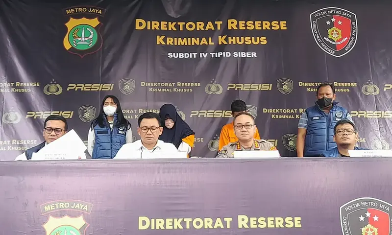 Direktorat Kriminal Khusus Polda Metro Jaya menangkap dua pelaku berinisial ABF (22) dan W (24) di kasus dugaan penipuan tiket konser band Coldplay. (Foto: Parboaboa/Hasanah)