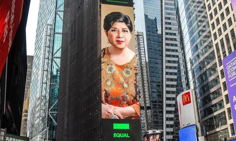 Pose Titiek Puspa terpampang di salah satu sudut Times Square, New York City, Amerika Serikat. (Foto: Instagram/@titiekpuspa_official)
