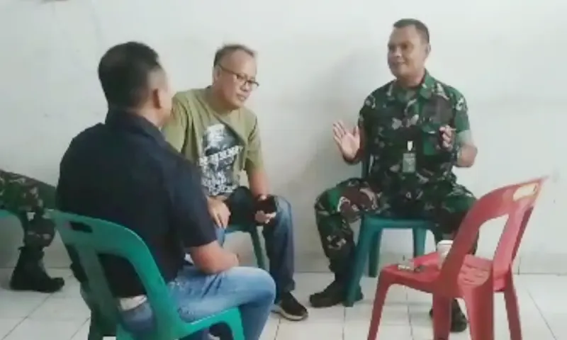 Prajurit TNI yang diduga menggeruduk Polrestabes Medan terlibat cekcok dengan Kasat Reskrim Polrestabes Medan. (Foto: Tangkapan Layar/Jurnalis)