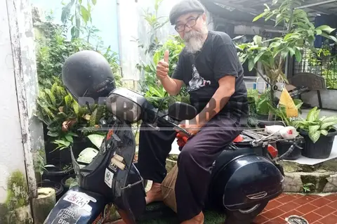 Lewat Vespa Tua Husnawi Nyalakan Mimpi Anak Desa