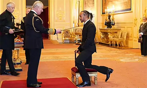 Meski Gagal Juara F1, Lewis Hamilton Terima Gelar Kesatria Kerajaan Inggris
