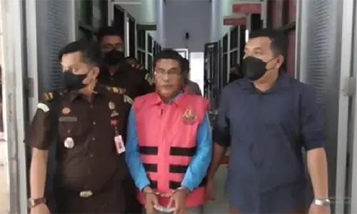 Hindari Penyidikan, Mantan Camat tersangka kasus Korupsi di Riau Pura-pura Gila 