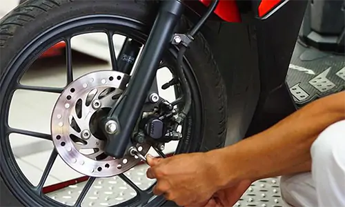 Riders, Kenali Penyebab Rem Cakram Motor Macet dan Cara Mengatasinya