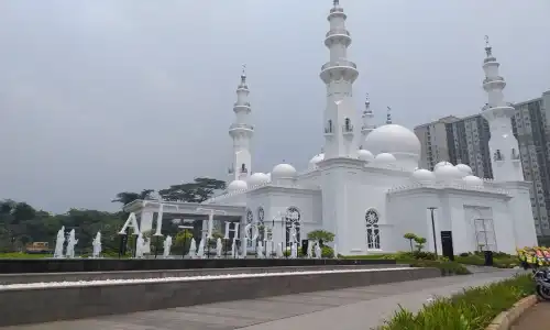 Klarifikasi Pihak Masjid At-Thohir Mengenai Perempuan Tidak Berjilbab Dilarang Masuk