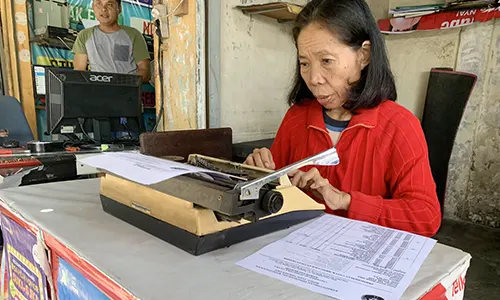 Cerita Monika, Penjual Jasa Ketik Manual yang Masih Eksis di Medan