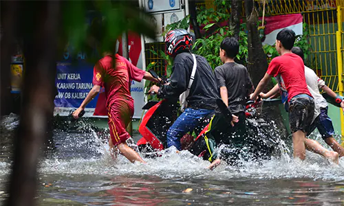 Motor Mogok saat Musim Hujan? Jangan Panik, Ini Solusinya!