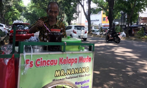 Kisah Viral Pedagang Es Cincau Yang Mahir Berbahasa Asing