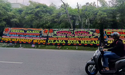 Berhasil Gerebek Barak Narkoba, Polrestabes Medan Dipenuhi Papan Bunga