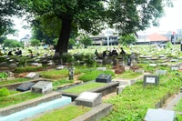 Menziarahi Mereka yang Berpusara di TPU Kober, Jatinegara