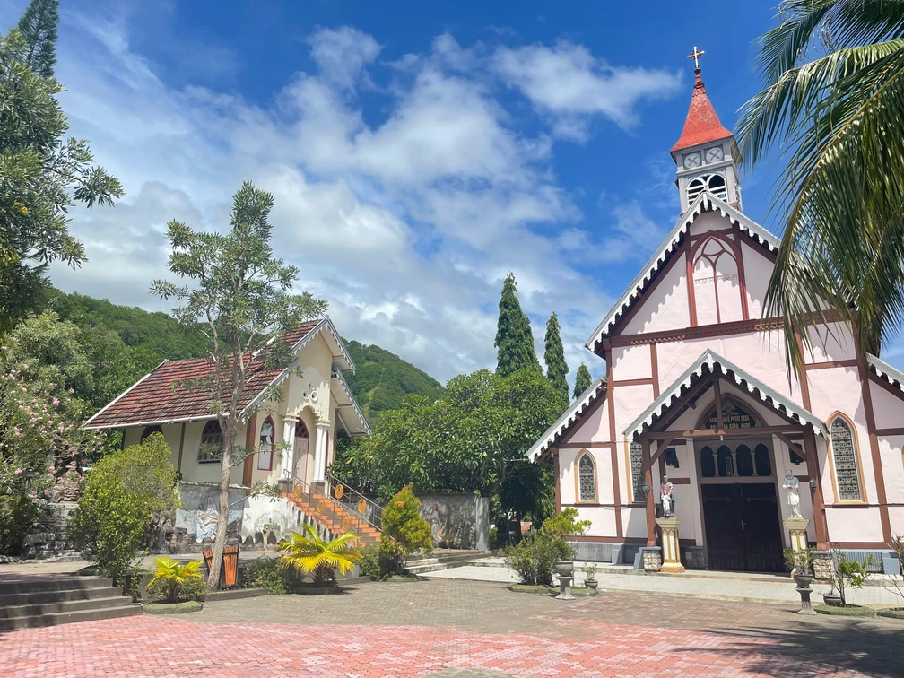 Jejak Sejarah Gereja Tua Sikka: Rumah Iman yang Hidup di Tepi Laut Flores