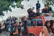 Anak Sekolah Menyabung Nyawa di Atap Angkot Siantar