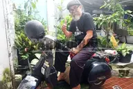 Lewat Vespa Tua Husnawi Nyalakan Mimpi Anak Desa