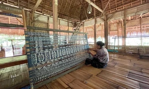 Perempuan, Tenun, dan Perlawanan Sunyi dari Lepo Lorun