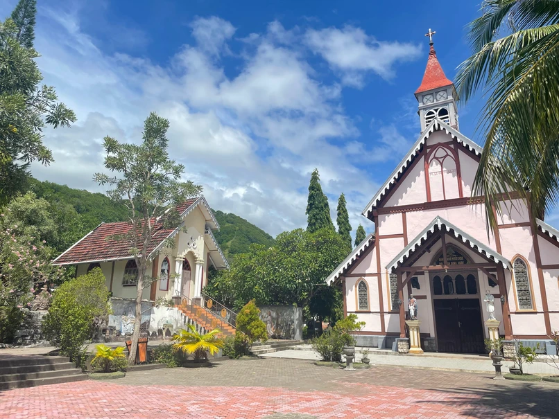 Jejak Sejarah Gereja Tua Sikka: Rumah Iman yang Hidup di Tepi Laut Flores